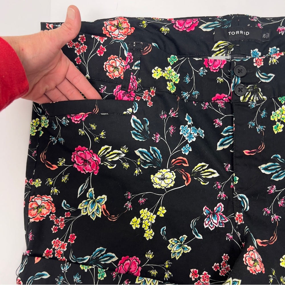 Torrid Floral Sateen Shorts Size 26 - Picture 2 of 7